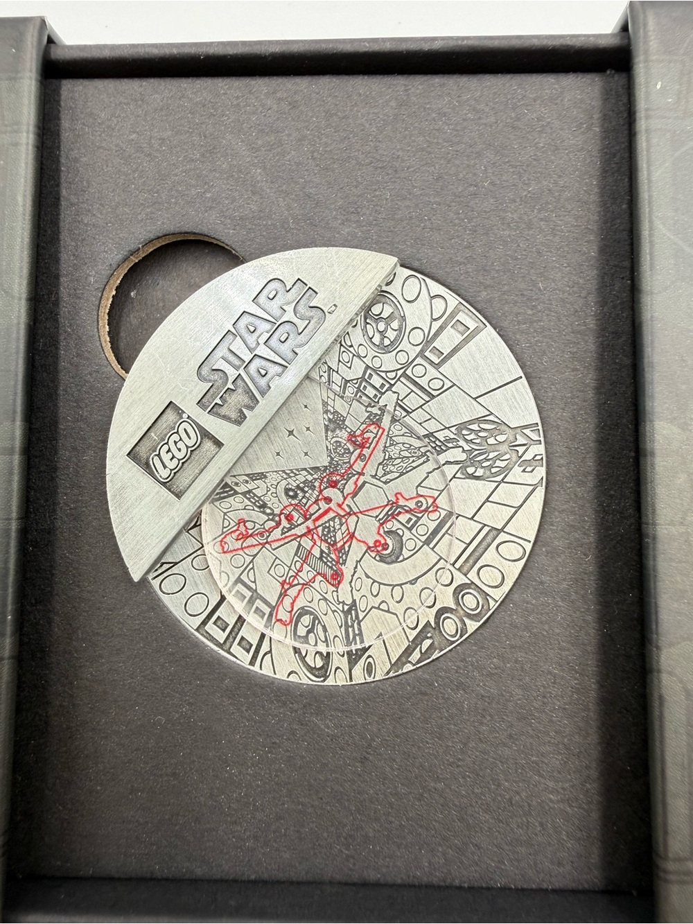 Lego Silver Star Wars Medallion with Red LEGO Star Wars Battle of Yavin